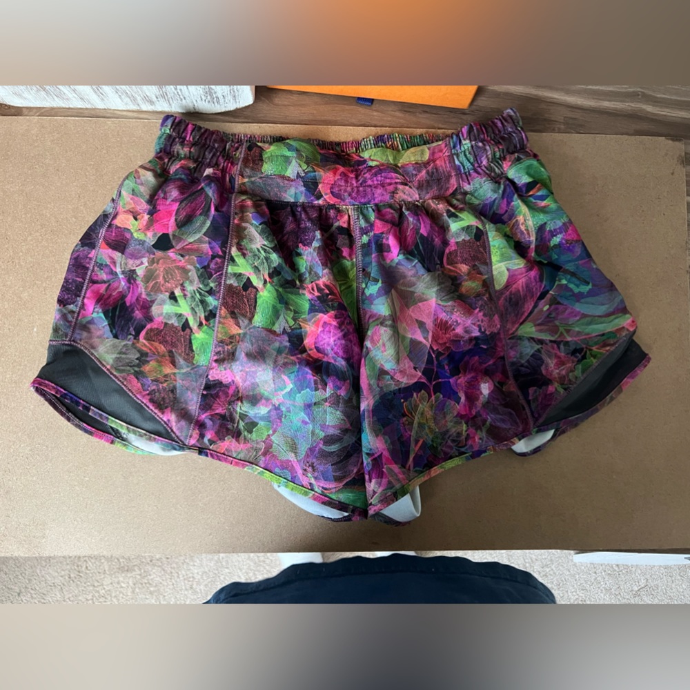 Lululemon Hotty hot shorts 2.5 size 6